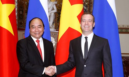 Thủ tướng Nga Dmitry Medvedev đón Thủ tướng Nguyễn Xuân Phúc.